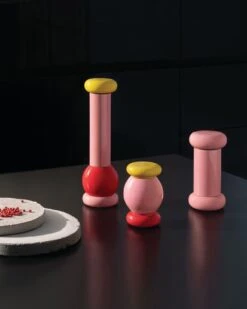 Alessi Pepermolen Twergi - MP0210 2 - Roze - Door Ettore Sottsass 4 Alessi Pepermolen Twergi - MP0210 2 - Roze - Door Ettore Sottsass -Praktische Winkel Voor Keukenbenodigdheden 02 MP0210 1296x 1