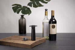 Vacu Vin Wijnpomp Met 2 Wijnstoppers - Wine Saver - Zwart 4 Vacu Vin Wijnpomp Met 2 Wijnstoppers - Wine Saver - Zwart -Praktische Winkel Voor Keukenbenodigdheden 09814606 Wine Saver Black 1 Pump 2 Stoppers Lifestyle scaled 1