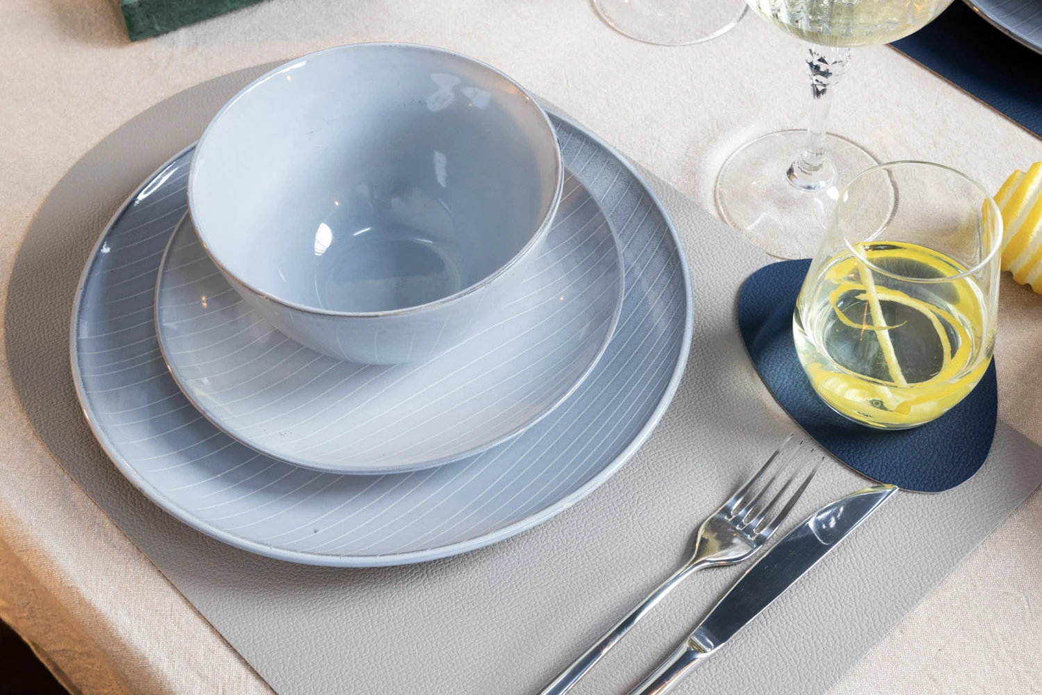 Jay Hill Placemat - Vegan leer - Grijs / Blauw - Bread - dubbelzijdig - 44 x 30 cm Jay Hill Placemat - Vegan Leer - Grijs / Blauw - Bread - Dubbelzijdig - 44 X 30 Cm -Praktische Winkel Voor Keukenbenodigdheden 10 Jay hill servies stripes 03