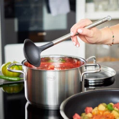 Rosle Basic Line Sauslepel - RVS / Siliconen - 28 Cm 4 Rosle Basic Line Sauslepel - RVS / Siliconen - 28 Cm -Praktische Winkel Voor Keukenbenodigdheden 13703 02 Sossenloeffel 28cm Basic Line