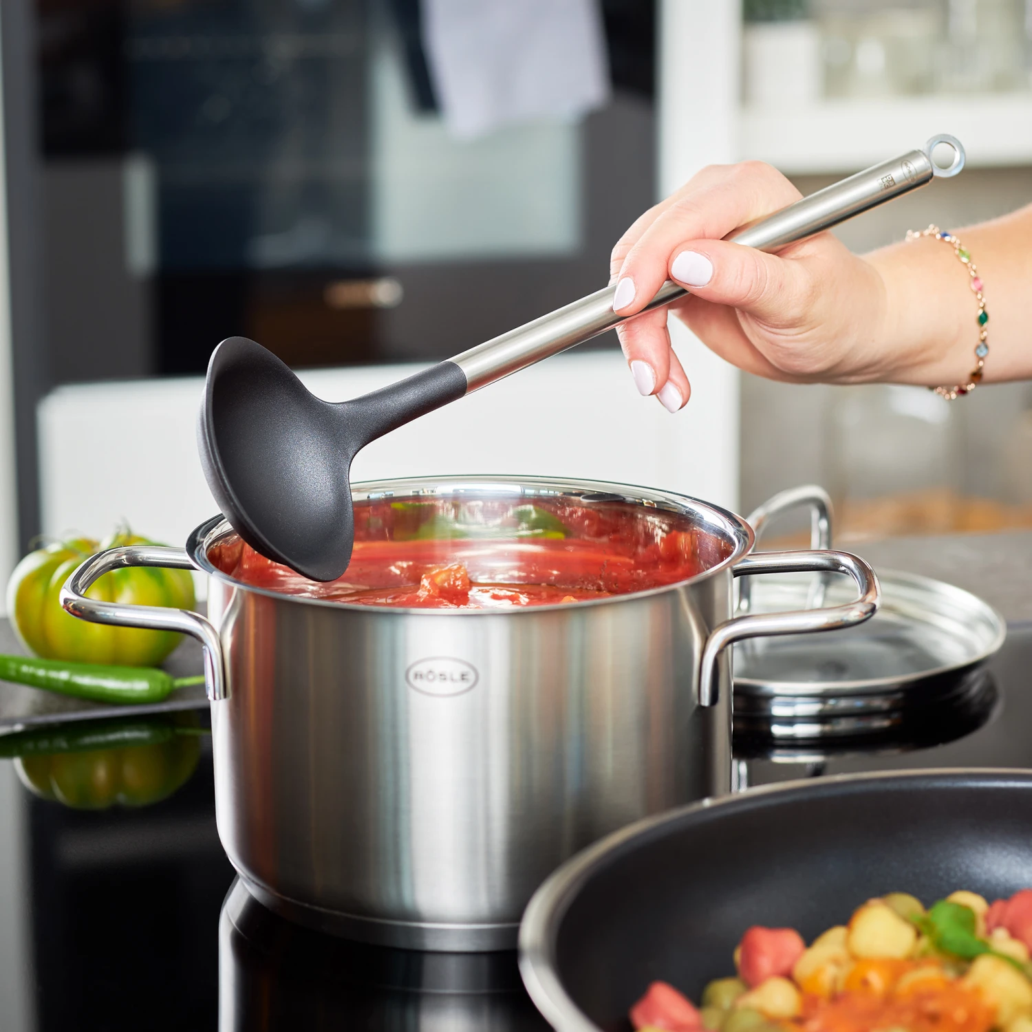 Rosle Basic Line Sauslepel - RVS / Siliconen - 28 cm Rosle Basic Line Sauslepel - RVS / Siliconen - 28 Cm -Praktische Winkel Voor Keukenbenodigdheden 13703 02 Sossenloeffel 28cm Basic Line