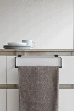 Yamazaki Handdoekhouder Tower Zwart 30 Cm 4 Yamazaki Handdoekhouder Tower Zwart 30 Cm -Praktische Winkel Voor Keukenbenodigdheden 2747 TOWER KITCHEN TOWEL HANGER WIDE BK 02 1000x