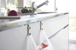 Yamazaki Handdoekhaak Tower Zwart -Praktische Winkel Voor Keukenbenodigdheden 2783 TOWER UNDER SINK HOOK BK 01 1000x