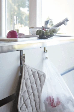 Yamazaki Handdoekhaak Tower Zwart -Praktische Winkel Voor Keukenbenodigdheden 2783 TOWER UNDER SINK HOOK BK 02 1000x