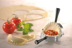 Gefu Ravioli Maker Ravenna 4 Gefu Ravioli Maker Ravenna -Praktische Winkel Voor Keukenbenodigdheden 28490 gefu ravioli und maultaschenformer ravenna 03