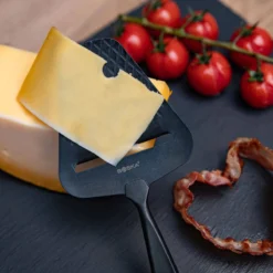 Boska Kaasschaaf Monaco+ Zwart 5 Boska Kaasschaaf Monaco+ Zwart -Praktische Winkel Voor Keukenbenodigdheden 307084 BOSKAMonaco CheeseSlicer 8 2400x