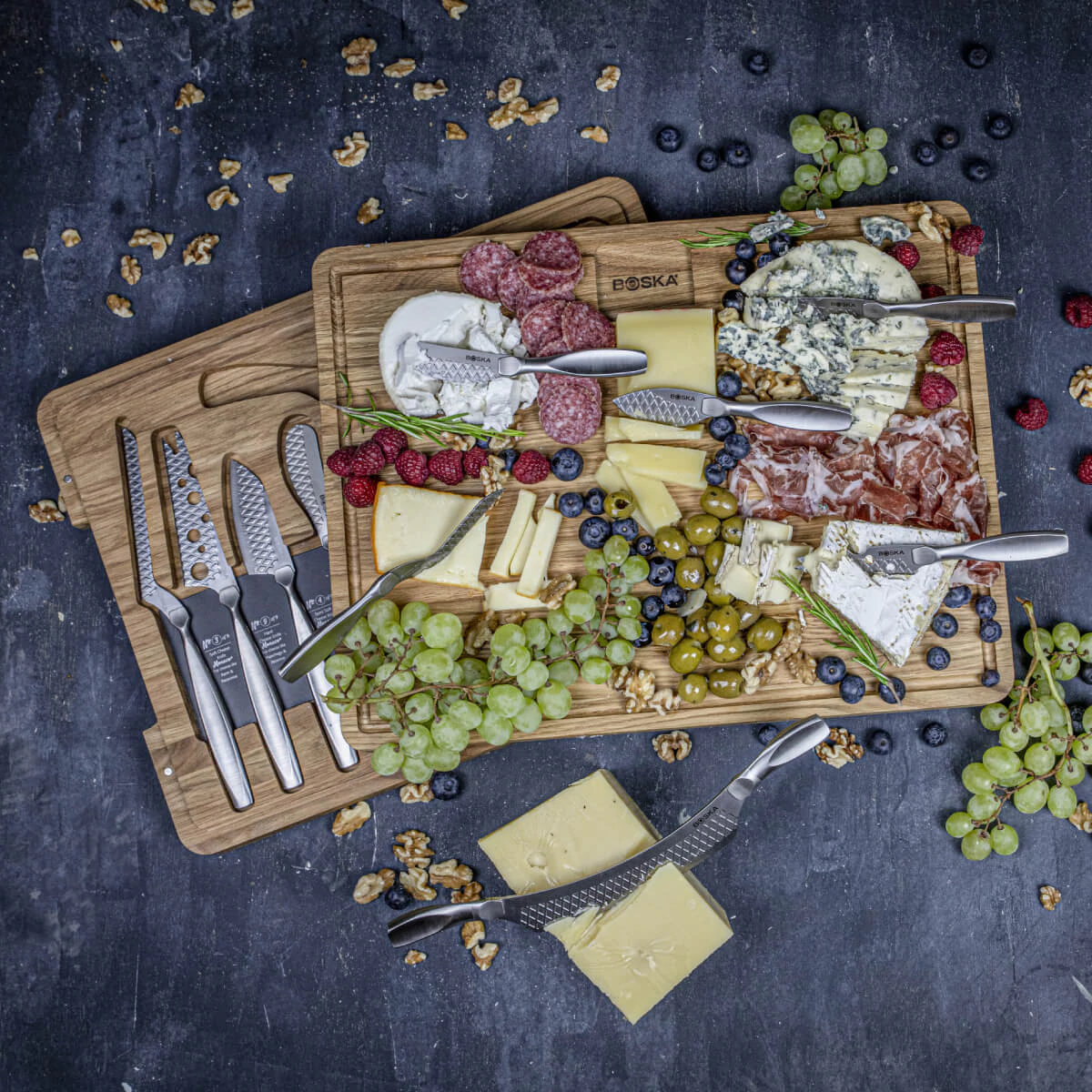 Boska Kaasset Ultimate Monaco+ (Eikenhouten serveerplank & 10 RVS Kaasmessen) - 11 delige set Boska Kaasset Ultimate Monaco+ (Eikenhouten Serveerplank & 10 RVS Kaasmessen) - 11 Delige Set -Praktische Winkel Voor Keukenbenodigdheden