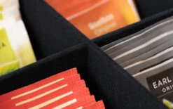 Sakura Tea Theedoos - Wit - 6-vaks - Met Fluweel - 43 X 9 Cm 5 Sakura Tea Theedoos - Wit - 6-vaks - Met Fluweel - 43 X 9 Cm -Praktische Winkel Voor Keukenbenodigdheden 4 detail 6 en 9 4