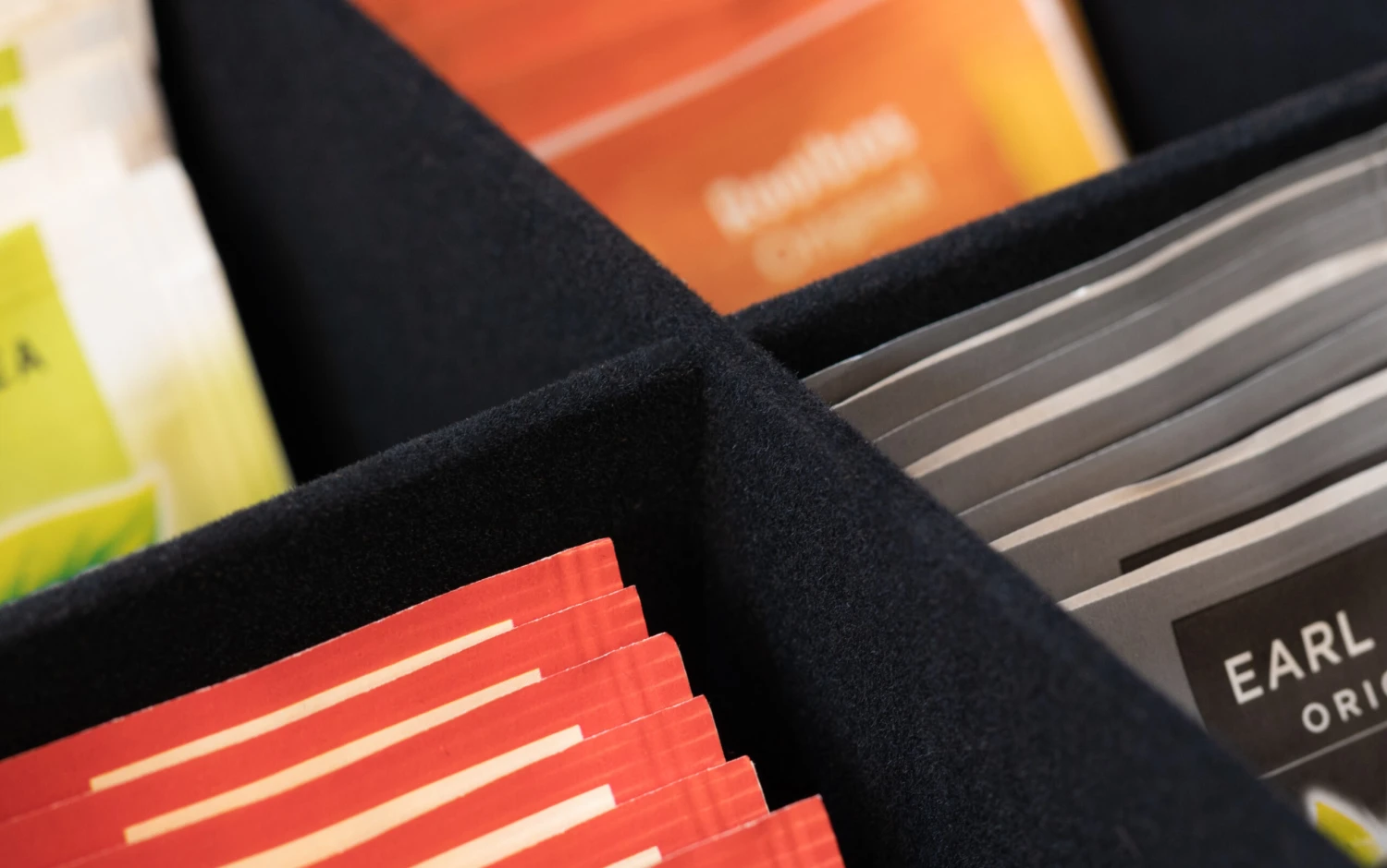 Sakura Tea Theedoos - Hout - 6-vaks - met Fluweel - 43 x 9 cm Sakura Tea Theedoos - Hout - 6-vaks - Met Fluweel - 43 X 9 Cm -Praktische Winkel Voor Keukenbenodigdheden 4 detail 6 en 9 5 scaled