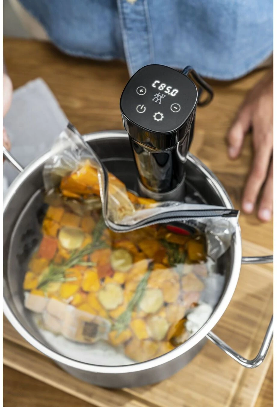 Zwilling Sous Vide Stick Enfinigy - Nauwkeurige temperatuurinstelling - IPX7 Waterproof - Zwart Zwilling Sous Vide Stick Enfinigy - Nauwkeurige Temperatuurinstelling - IPX7 Waterproof - Zwart -Praktische Winkel Voor Keukenbenodigdheden 4009839546716 5