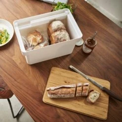 Yamazaki Broodtrommel Met Messenhouder Tower Wit 4 Yamazaki Broodtrommel Met Messenhouder Tower Wit -Praktische Winkel Voor Keukenbenodigdheden 4946TOWERBREADCASEWITHKNIFEHOLDERWH 5 1000x