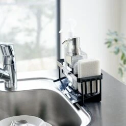 Yamazaki Gootsteenorganiser Tower Zwart 4 Yamazaki Gootsteenorganiser Tower Zwart -Praktische Winkel Voor Keukenbenodigdheden 5017TOWERSPONGEANDBOTTLEHOLDERWITHDRAINERBK 3 1000x