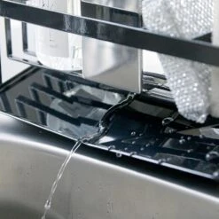 Yamazaki Gootsteenorganiser Tower Zwart 6 Yamazaki Gootsteenorganiser Tower Zwart -Praktische Winkel Voor Keukenbenodigdheden 5017TOWERSPONGEANDBOTTLEHOLDERWITHDRAINERBK 7 1000x