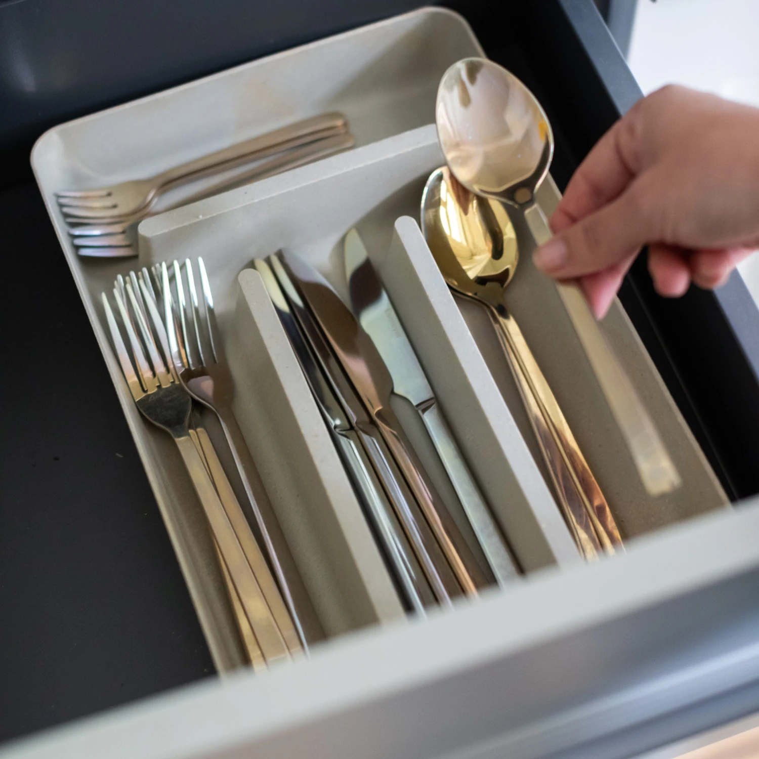 Koziol Bestekbak Rio 4-Vaks 32 x 21 cm Koziol Bestekbak Rio 4-Vaks 32 X 21 Cm -Praktische Winkel Voor Keukenbenodigdheden 7210 rio 700 19 os scaled