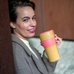 Koziol Thermosbeker Aroma To Go Roze 700 Ml 4 Koziol Thermosbeker Aroma To Go Roze 700 Ml -Praktische Winkel Voor Keukenbenodigdheden 7243 aroma to go xl 704 fr 7 os