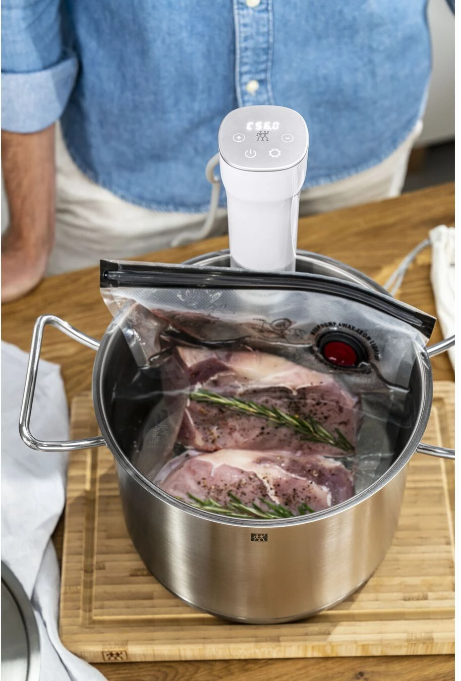 Zwilling Sous Vide Stick Enfinigy - Nauwkeurige temperatuurinstelling - IPX7 Waterproof - Zilver/Wit Zwilling Sous Vide Stick Enfinigy - Nauwkeurige Temperatuurinstelling - IPX7 Waterproof - Zilver/Wit -Praktische Winkel Voor Keukenbenodigdheden 750045379