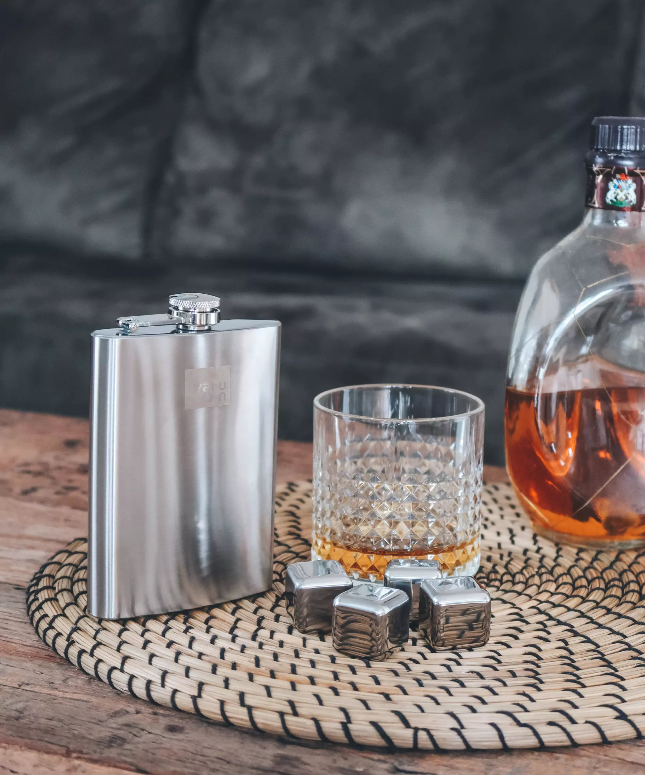 Vacu Vin Whiskey Stenen - 4 Stuks Vacu Vin Whiskey Stenen - 4 Stuks -Praktische Winkel Voor Keukenbenodigdheden 78633606 Hip Flask Stainless Steel Lifestyle V1 scaled 1