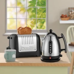 Dualit Broodrooster Lite - Extra Brede Sleuven - Gloss Black - D26225 5 Dualit Broodrooster Lite - Extra Brede Sleuven - Gloss Black - D26225 -Praktische Winkel Voor Keukenbenodigdheden 85741 lite jug kettle4 toaster 2 slot black lifestyle web