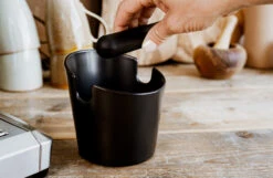 Jay Hill Uitklopbak Koffie Espresso Zwart 4 Jay Hill Uitklopbak Koffie Espresso Zwart -Praktische Winkel Voor Keukenbenodigdheden 8720364451127 1