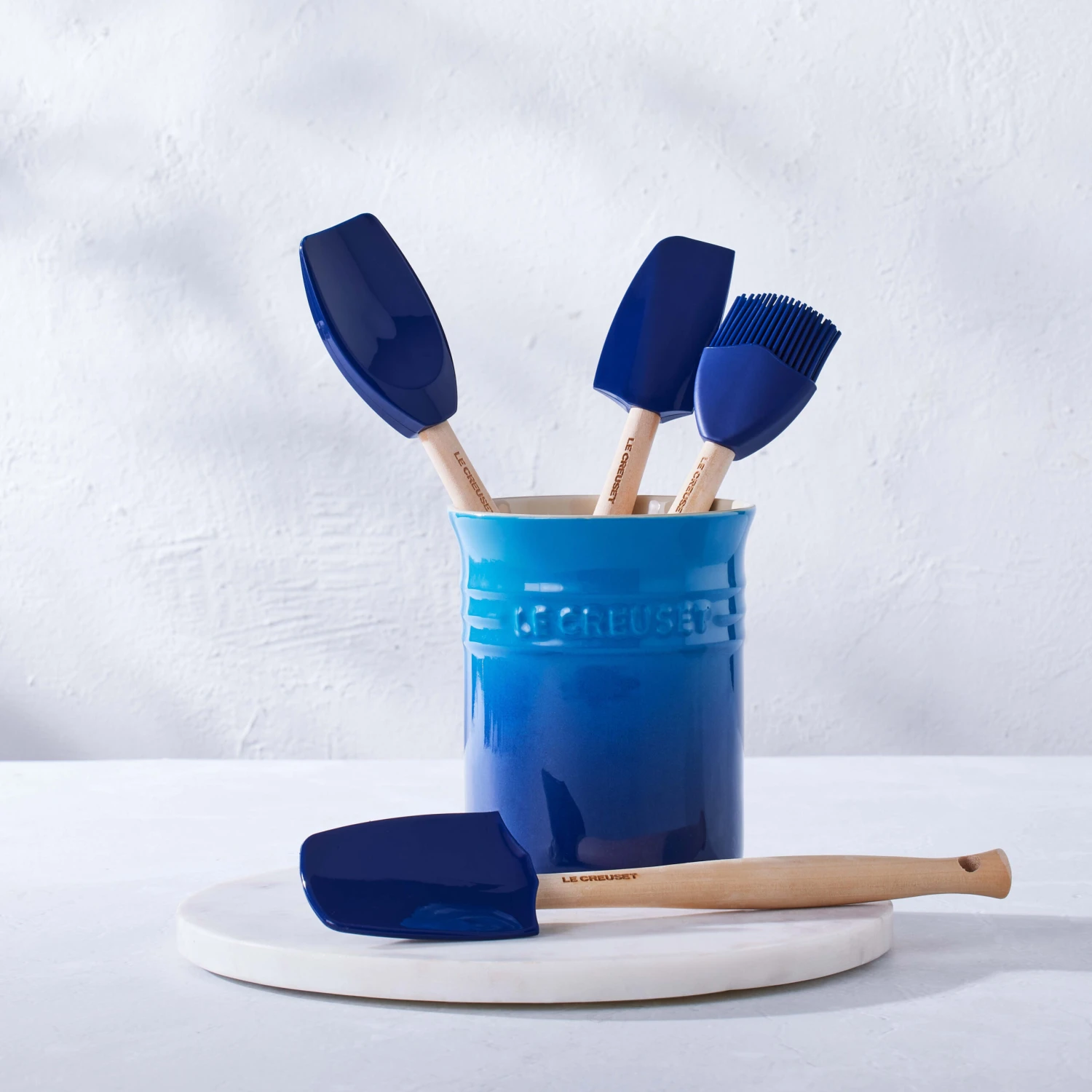 Le Creuset Spatelset - met spatelpot - Premium - Azure - 5-delig Le Creuset Spatelset - Met Spatelpot - Premium - Azure - 5-delig -Praktische Winkel Voor Keukenbenodigdheden 91057001220000 alt3 scaled