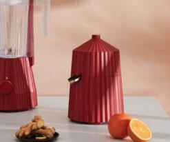 Alessi Citruspers Plissé - Elektrisch - Rood - Michele De Lucchi - MDL07 R 4 Alessi Citruspers Plissé - Elektrisch - Rood - Michele De Lucchi - MDL07 R -Praktische Winkel Voor Keukenbenodigdheden Alessi Citruspers sfeer1