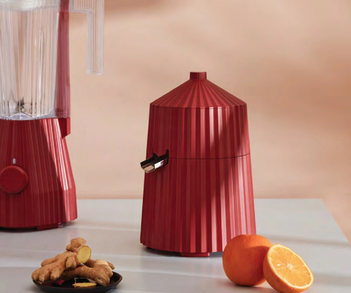 Alessi Citruspers Plissé - elektrisch - Rood - Michele de Lucchi - MDL07 R Alessi Citruspers Plissé - Elektrisch - Rood - Michele De Lucchi - MDL07 R -Praktische Winkel Voor Keukenbenodigdheden Alessi Citruspers sfeer1