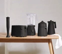 Alessi Filter-koffiezetapparaat Plissé - 1.5 Liter - Zwart - Michele De Lucchi - MDL14 B 7 Alessi Filter-koffiezetapparaat Plissé - 1.5 Liter - Zwart - Michele De Lucchi - MDL14 B -Praktische Winkel Voor Keukenbenodigdheden Alessi Plisse MDL06 07 08 09 10 B A4 3500pxl 3