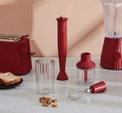 Alessi Staafmixer Set Plissé - Rood - Michele De Lucchi - MDL10S R 9 Alessi Staafmixer Set Plissé - Rood - Michele De Lucchi - MDL10S R -Praktische Winkel Voor Keukenbenodigdheden Alessi Staafmixer sfeer1