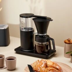 Wilfa Filter-koffiezetapparaat Classic Tall Matt Black - 1.25 Liter - WI602266 4 Wilfa Filter-koffiezetapparaat Classic Tall Matt Black - 1.25 Liter - WI602266 -Praktische Winkel Voor Keukenbenodigdheden Coffee Brewer Classic Tall CM2B A125 Environment Hor 6396f8e3271f13.82710871