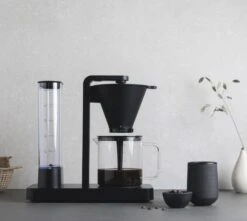 Wilfa Filter-koffiezetapparaat Performance Black - 1.25 Liter - WI602263 4 Wilfa Filter-koffiezetapparaat Performance Black - 1.25 Liter - WI602263 -Praktische Winkel Voor Keukenbenodigdheden Coffee Brewer Performance WSPL 3B Environment LightBG Hor 638eed4ceb6577.05374313 1