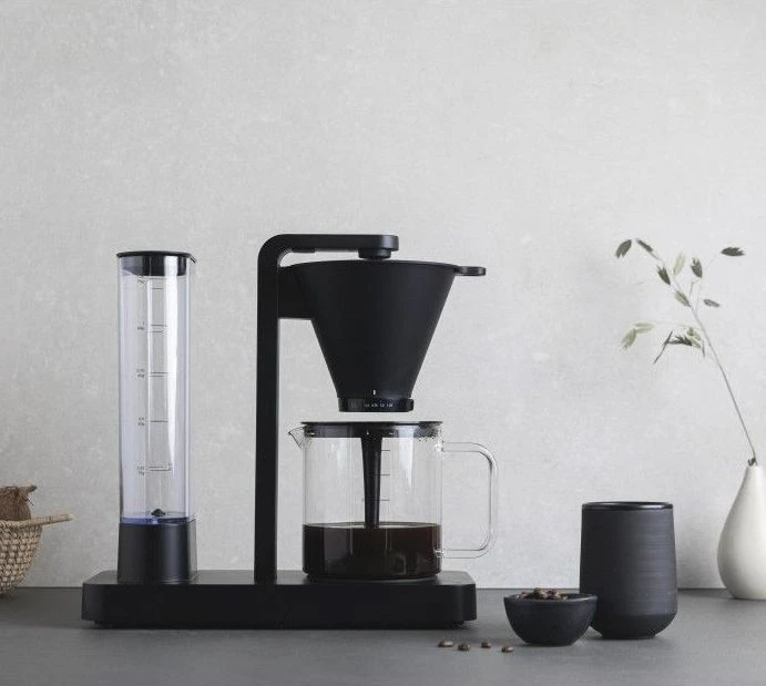 Wilfa Filter-koffiezetapparaat Performance Black - 1.25 liter - WI602263 Wilfa Filter-koffiezetapparaat Performance Black - 1.25 Liter - WI602263 -Praktische Winkel Voor Keukenbenodigdheden Coffee Brewer Performance WSPL 3B Environment LightBG Hor 638eed4ceb6577.05374313 1