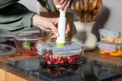 Sareva Vacuum Ovenschalen / Vershoudbakjes - Hittebestendig Glas - 3 Delige Set / 970 Ml + 1.7 Ltr 3 Sareva Vacuum Ovenschalen / Vershoudbakjes - Hittebestendig Glas - 3 Delige Set / 970 Ml + 1.7 Ltr -Praktische Winkel Voor Keukenbenodigdheden Crumble in ovenschaal en vershoudbakjes 8 2