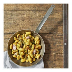 De Buyer Koekenpan Lyonnaise Carbon Plus - ø 18 Cm - Zonder Anti-aanbaklaag 4 De Buyer Koekenpan Lyonnaise Carbon Plus - ø 18 Cm - Zonder Anti-aanbaklaag -Praktische Winkel Voor Keukenbenodigdheden De Buyer Koekenpan 18 cm Carbon Plus Sfeer