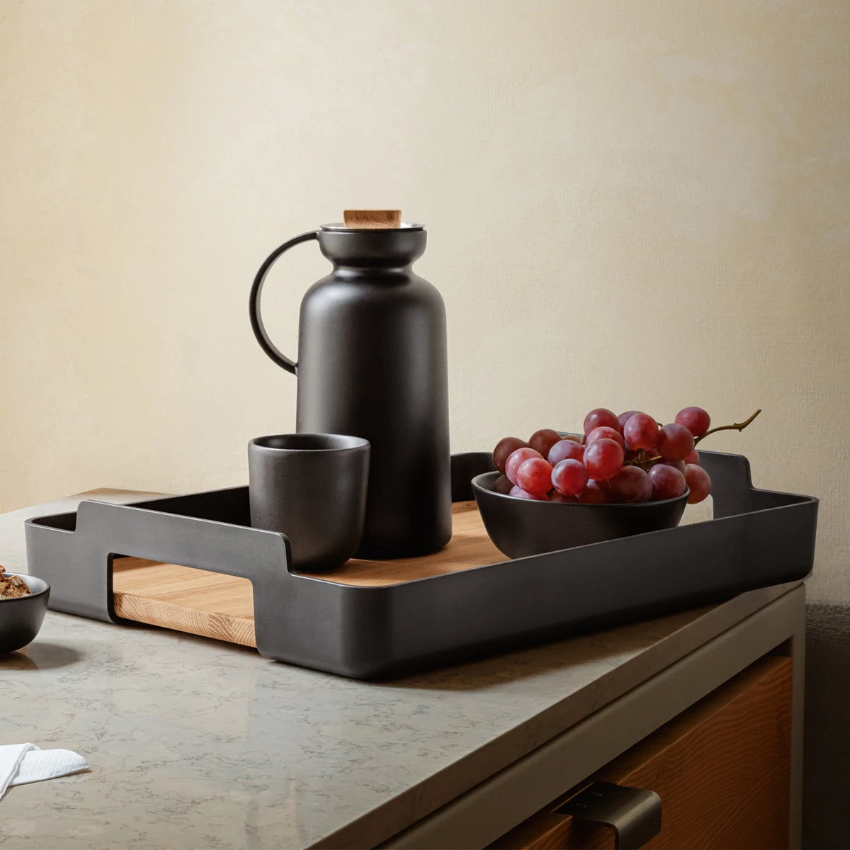 Eva Solo Thermoskan Silhouette Zwart 1 Liter Eva Solo Thermoskan Silhouette Zwart 1 Liter -Praktische Winkel Voor Keukenbenodigdheden Eva Solo Nordic Kitchen Serviertablett rechteckig Eiche schwarz Situation