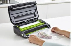 FoodSaver Vacumeermachine Urban Premium Plus - Zilver - FFS016/X 5 FoodSaver Vacumeermachine Urban Premium Plus - Zilver - FFS016/X -Praktische Winkel Voor Keukenbenodigdheden FFS016X Lifestyle 7 5d36e197047d19.41099854