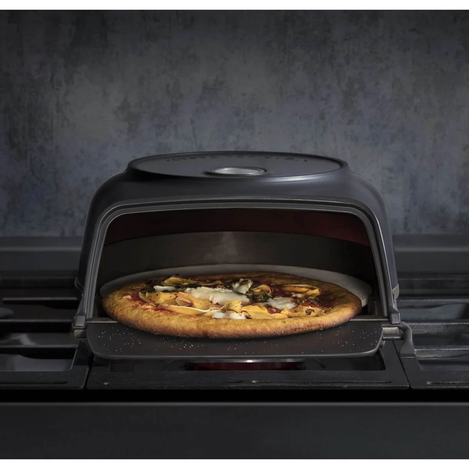 Fernus & Friends Pizza Oven - voor Fornuis - black matted - voor ø 26 cm pizza's Fernus & Friends Pizza Oven - Voor Fornuis - Black Matted - Voor ø 26 Cm Pizza's -Praktische Winkel Voor Keukenbenodigdheden Fernus Zwart Voorkant sfeer