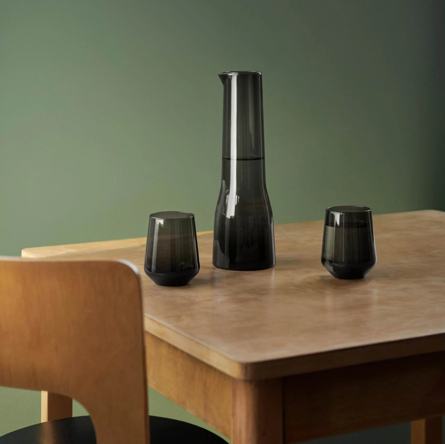 Iittala Karaf Essence - Donkergrijs - 1 liter Iittala Karaf Essence - Donkergrijs - 1 Liter -Praktische Winkel Voor Keukenbenodigdheden Iittala Essence karaf 100cl donkergrijs 1