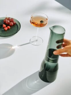 Iittala Karaf Essence - Donkergrijs - 1 Liter 4 Iittala Karaf Essence - Donkergrijs - 1 Liter -Praktische Winkel Voor Keukenbenodigdheden Iittala 2021 Essence 09