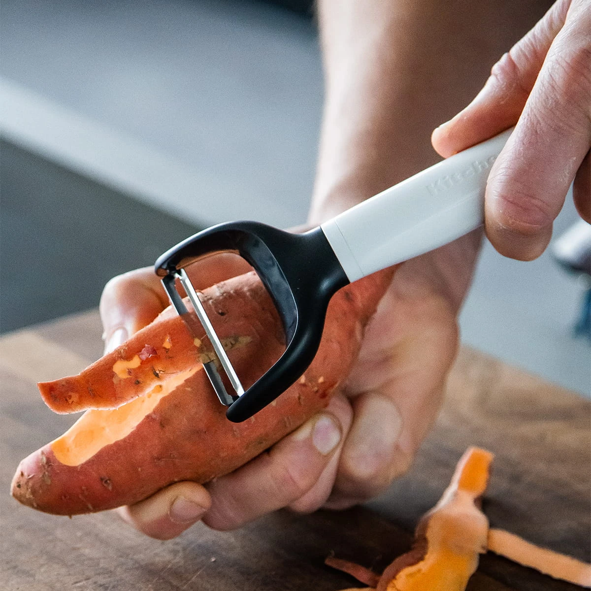 KitchenAid Dunschiller Classic 18 cm - White KitchenAid Dunschiller Classic 18 Cm - White -Praktische Winkel Voor Keukenbenodigdheden KitchenAid obieraczka Y do ziemniakow CLASSIC White KCG145OHWHE 5057982066086