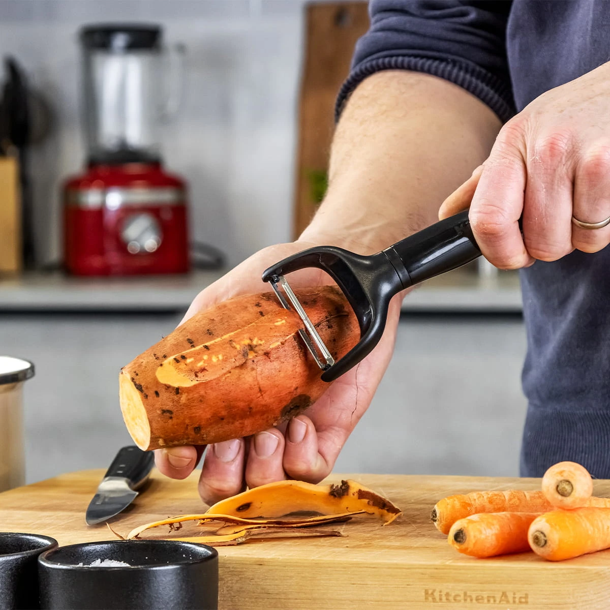 KitchenAid Dunschiller Classic 18 cm - Zwart KitchenAid Dunschiller Classic 18 Cm - Zwart -Praktische Winkel Voor Keukenbenodigdheden KitchenAid obierak do ziemniakow CLASSIC Onyx Black KCG145OHOBE 5057982065904