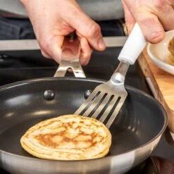 KitchenAid Bakspaan Classic - Zilver / Wit 4 KitchenAid Bakspaan Classic - Zilver / Wit -Praktische Winkel Voor Keukenbenodigdheden KitchenAid szkatula do smazenia nalesnikow CLASSIC White KCG024OHWHE 5057982066390