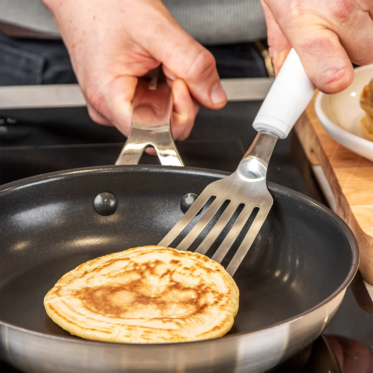 KitchenAid Bakspaan Classic - Zilver / Wit KitchenAid Bakspaan Classic - Zilver / Wit -Praktische Winkel Voor Keukenbenodigdheden KitchenAid szkatula do smazenia nalesnikow CLASSIC White KCG024OHWHE 5057982066390