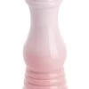 Le Creuset Zoutmolen - Shell Pink - 21 Cm 1 Le Creuset Zoutmolen - Shell Pink - 21 Cm -Praktische Winkel Voor Keukenbenodigdheden Le Creuset zoutmolen shell pink