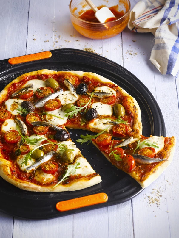 Le Creuset Pizzaplaat Patiliss - ø 33 cm Le Creuset Pizzaplaat Patiliss - ø 33 Cm -Praktische Winkel Voor Keukenbenodigdheden Le Creuset Pizzaplaat Sfeer2