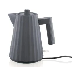 Alessi Waterkoker Plissé - Droogkookbeveiliging - Grijs - Michele De Lucchi - 1 Liter - MDL06/1 G 4 Alessi Waterkoker Plissé - Droogkookbeveiliging - Grijs - Michele De Lucchi - 1 Liter - MDL06/1 G -Praktische Winkel Voor Keukenbenodigdheden MDL06 1 G 1