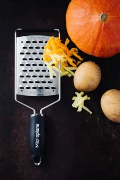 Microplane Rasp Gourmet - Extra Grof / Extra Breed - RVS 3 Microplane Rasp Gourmet - Extra Grof / Extra Breed - RVS -Praktische Winkel Voor Keukenbenodigdheden Microplane Gourmet 45011 Ultra coarse Pumpkin Potatoe 3