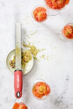 Microplane Rasp Premium Classic - Fijn - Lipstick Pink 3 Microplane Rasp Premium Classic - Fijn - Lipstick Pink -Praktische Winkel Voor Keukenbenodigdheden Microplane Premium Classic 46123 Zester Lipstick Pink Granita 4