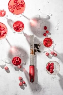 Microplane Rasp Premium Classic - Fijn - Pomegranate Red 3 Microplane Rasp Premium Classic - Fijn - Pomegranate Red -Praktische Winkel Voor Keukenbenodigdheden Microplane Premium Classic 46127 Zester Pomegranate Red Cocktail 2