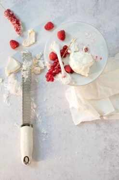 Microplane Rasp Premium Classic - Fijn - Cashmere Beige -Praktische Winkel Voor Keukenbenodigdheden Microplane Premium Classic 46323 Zester Cashmere Beige Pavlova 2