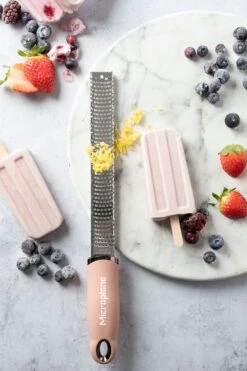 Microplane Rasp Premium Classic - Fijn - Dusty Rose -Praktische Winkel Voor Keukenbenodigdheden Microplane Premium Classic 46923 Zester Dusty Rose Ice 5